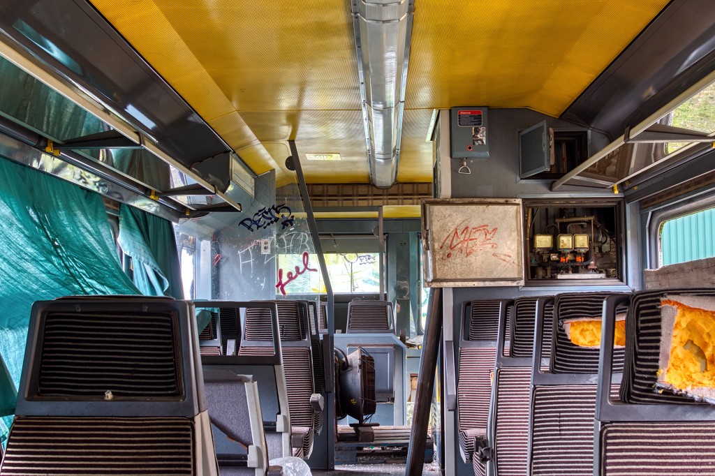 HDR urbex trein train chemin de fer Junkyard urban graffiti oldtimer junk decay vervallen abandoned abondonne vandalisme